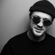 Mainstream One — Апрель